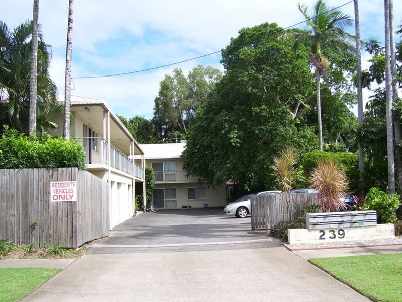 1/239 Lyons Street, Westcourt QLD 4870