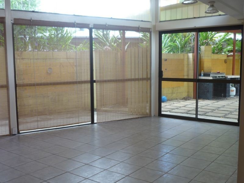 6 Kingsford Street, Mooroobool QLD 4870