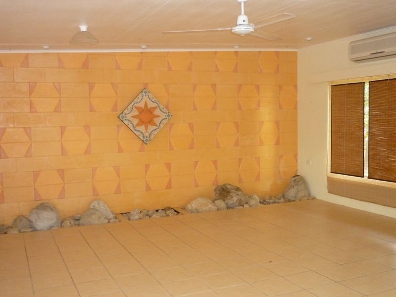 6 Kingsford Street, Mooroobool QLD 4870