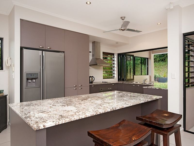 2 Hughes Close, Redlynch QLD 4870