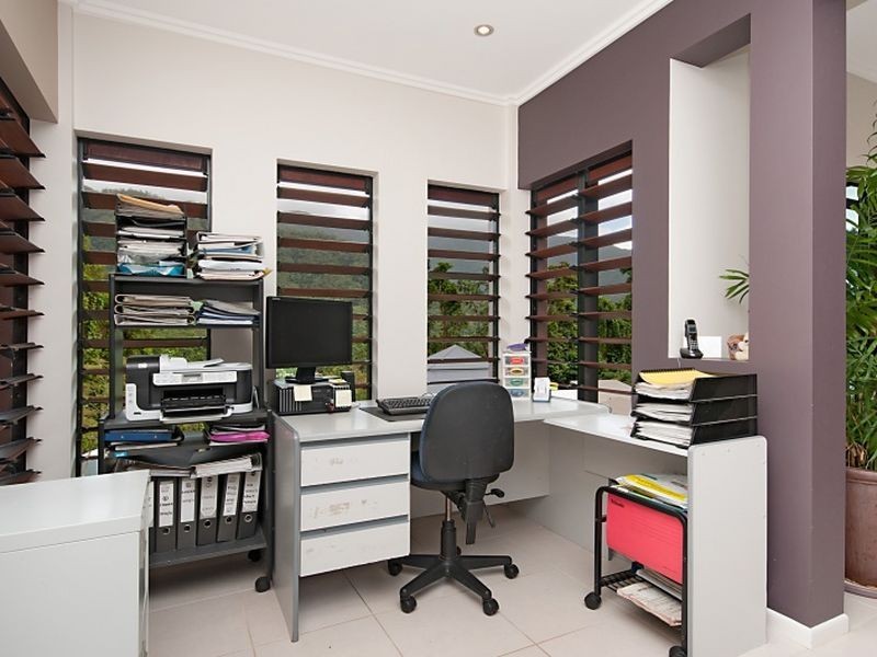 2 Hughes Close, Redlynch QLD 4870