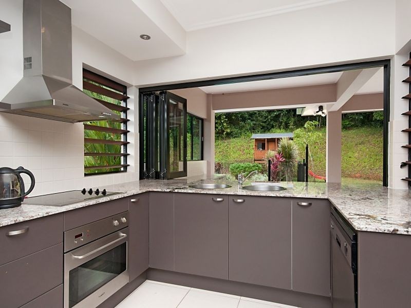 2 Hughes Close, Redlynch QLD 4870
