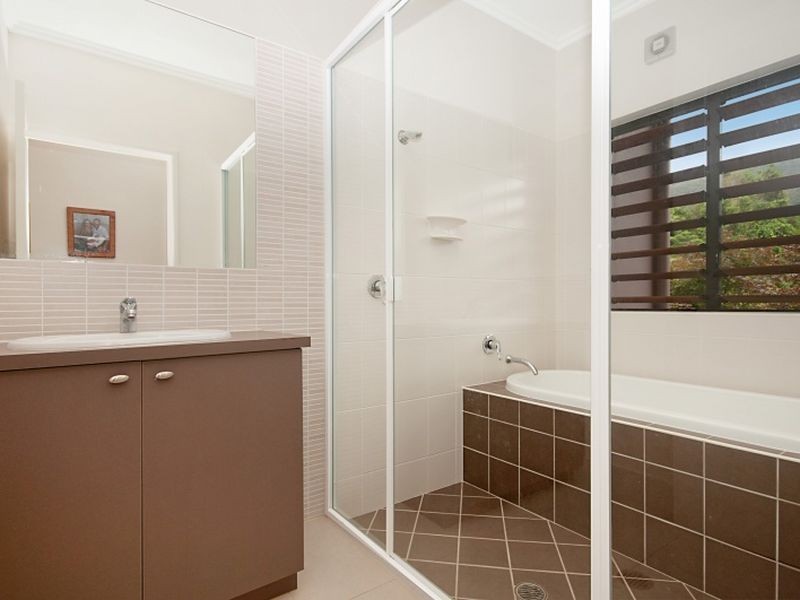 2 Hughes Close, Redlynch QLD 4870