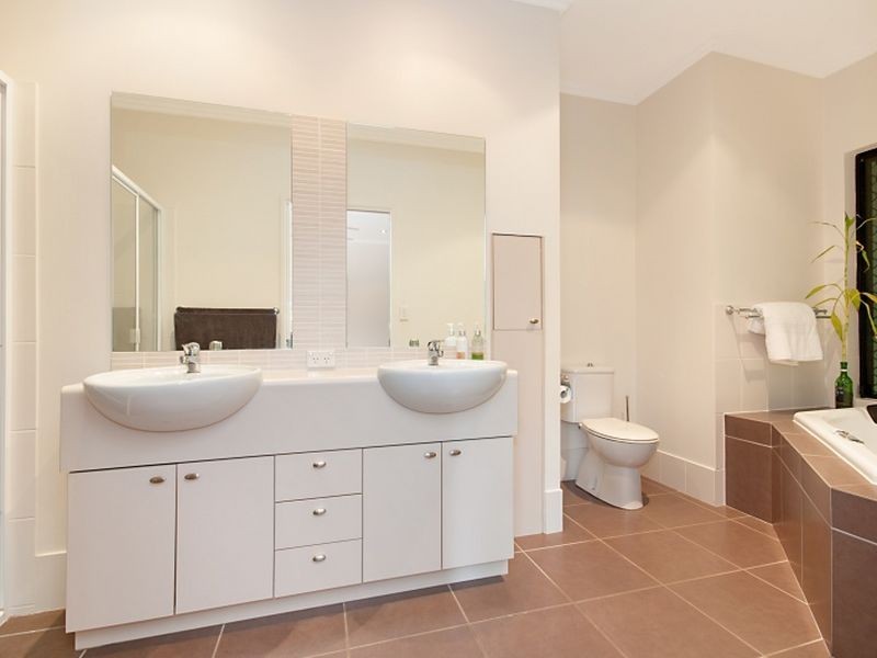 2 Hughes Close, Redlynch QLD 4870