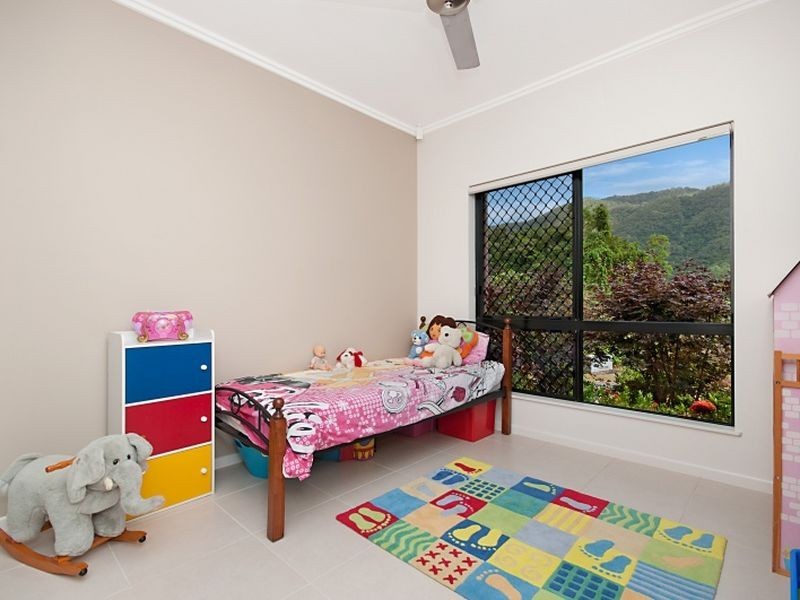 2 Hughes Close, Redlynch QLD 4870