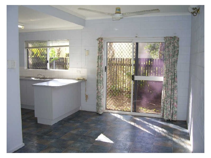 2/106 Callaghan Street, Mooroobool QLD 4870