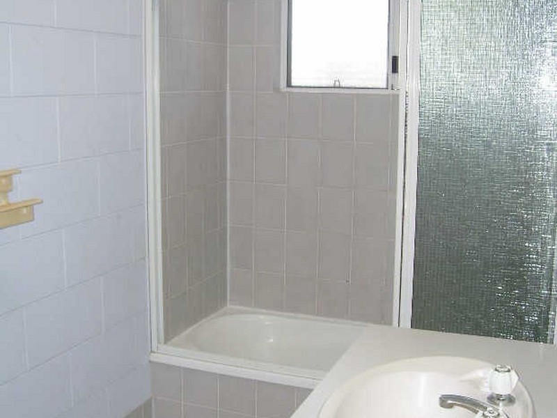 2/106 Callaghan Street, Mooroobool QLD 4870