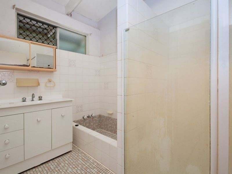 11 Girralong Street, Woree QLD 4868