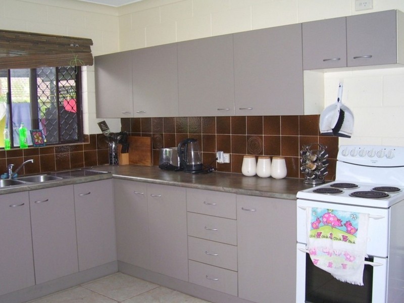 1/4 Hector Cose, Westcourt QLD 4870