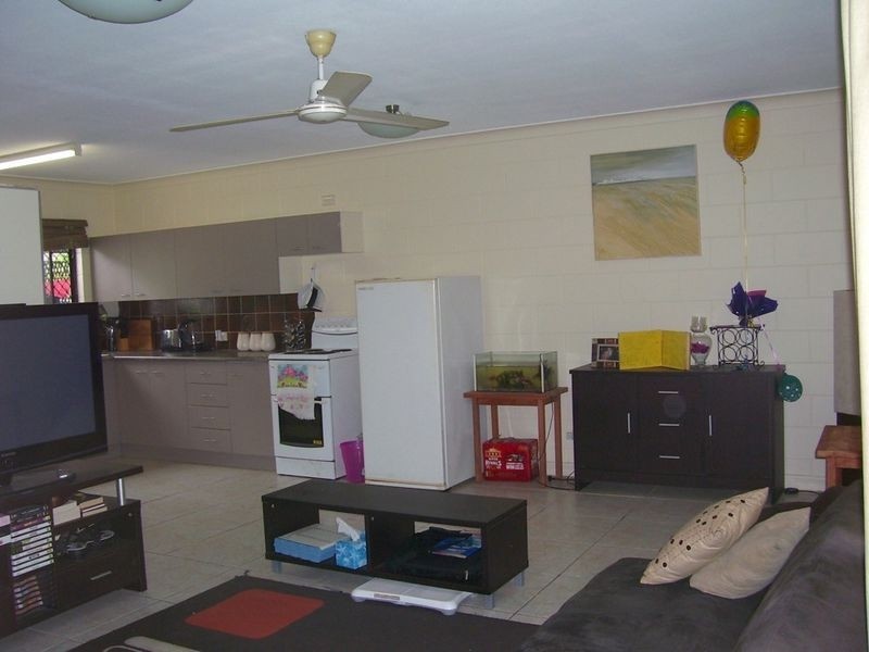 1/4 Hector Cose, Westcourt QLD 4870