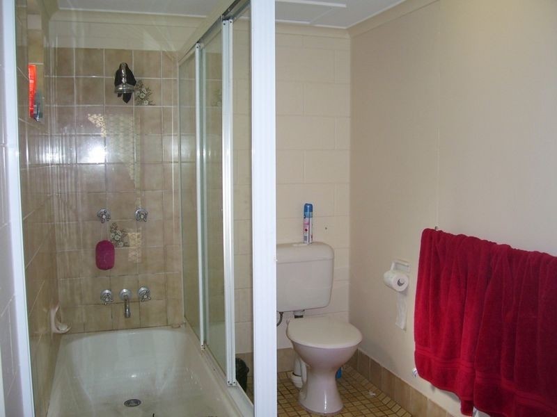 1/4 Hector Cose, Westcourt QLD 4870