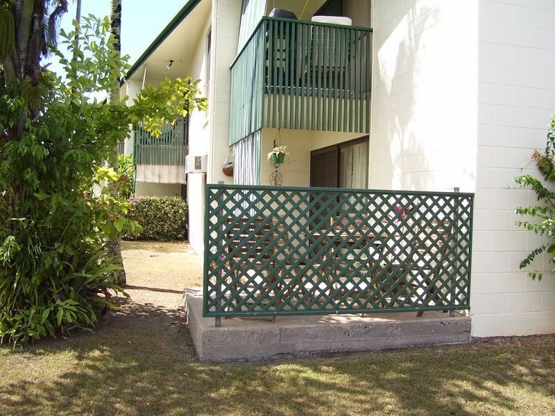 1/4 Hector Cose, Westcourt QLD 4870