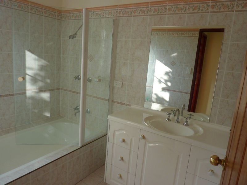 17 Callum Street, Mooroobool QLD 4870