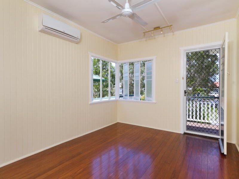 11 Boland St, Westcourt QLD 4870