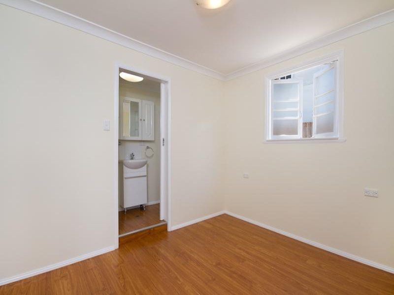 11 Boland St, Westcourt QLD 4870