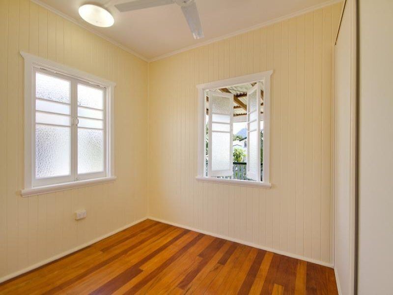 11 Boland St, Westcourt QLD 4870