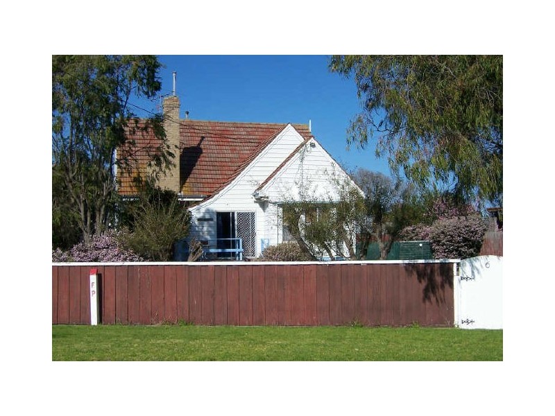 6 North Arm Avenue, Lakes Entrance VIC 3909