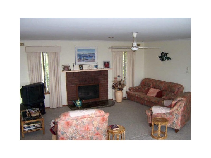 13 Surf Court, Lakes Entrance VIC 3909