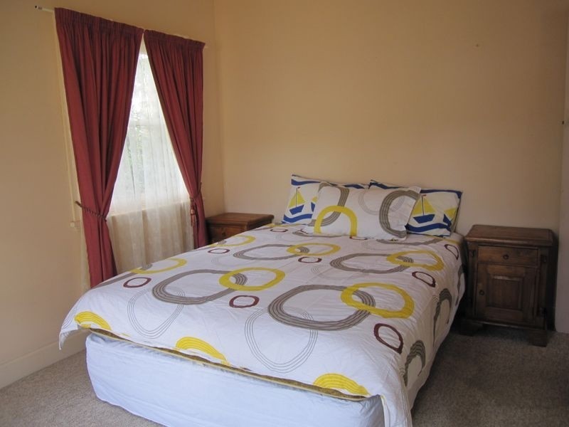 8 Tanjil Grove, Lakes Entrance VIC 3909