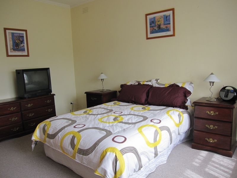 8 Tanjil Grove, Lakes Entrance VIC 3909