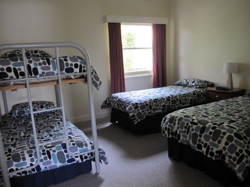 8 Tanjil Grove, Lakes Entrance VIC 3909