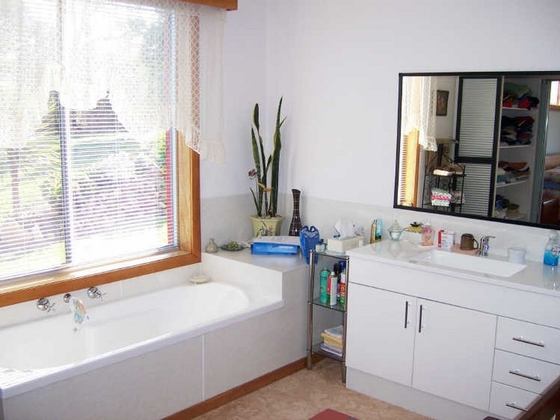 11 Lyrebird Court, Lakes Entrance VIC 3909