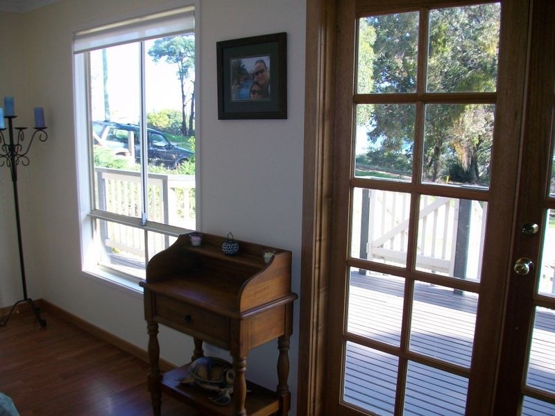 11 Oceanview Parade, Lakes Entrance VIC 3909