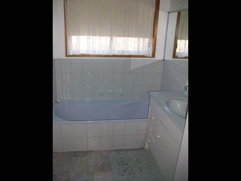 5 Alexandra Avenue, Kalimna VIC 3909