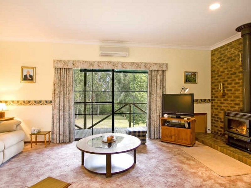 37 Mitchelson Court, Lakes Entrance VIC 3909