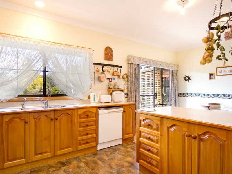 37 Mitchelson Court, Lakes Entrance VIC 3909