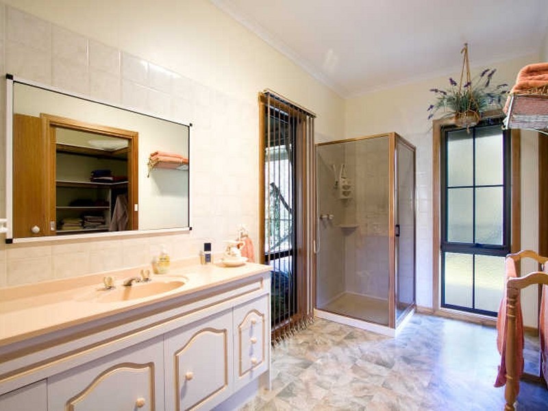 37 Mitchelson Court, Lakes Entrance VIC 3909