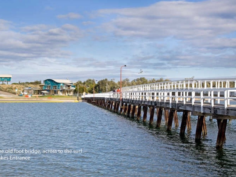 37 Mitchelson Court, Lakes Entrance VIC 3909