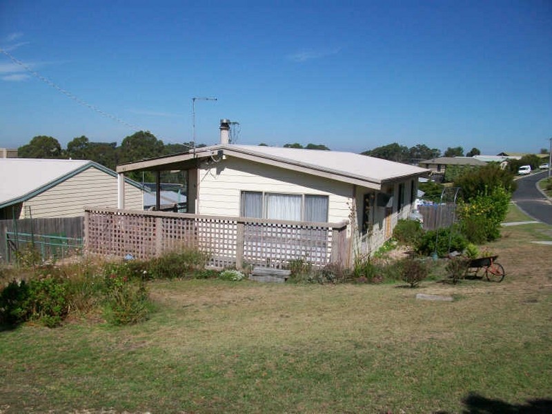 13 Bassett Road, Lakes Entrance VIC 3909