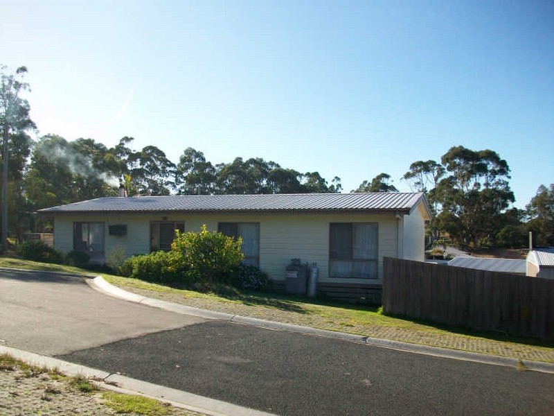 13 Bassett Road, Lakes Entrance VIC 3909