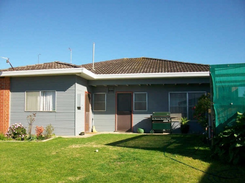 8 Ferndale Parade, Lakes Entrance VIC 3909