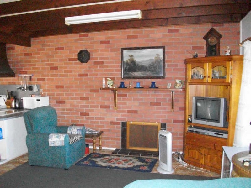 8 Ferndale Parade, Lakes Entrance VIC 3909