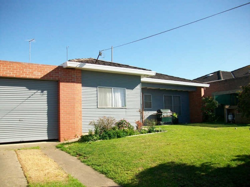 8 Ferndale Parade, Lakes Entrance VIC 3909