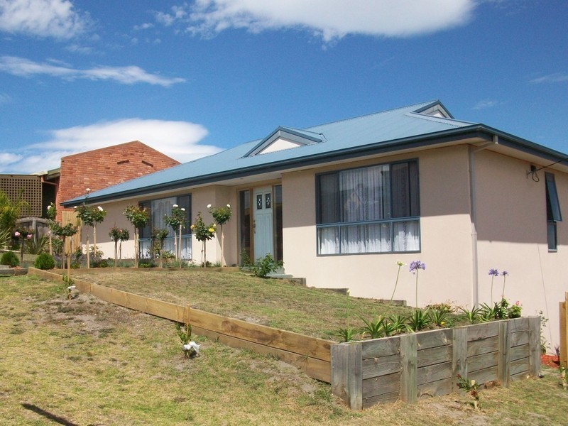 27 Abalone Ave, Lakes Entrance VIC 3909