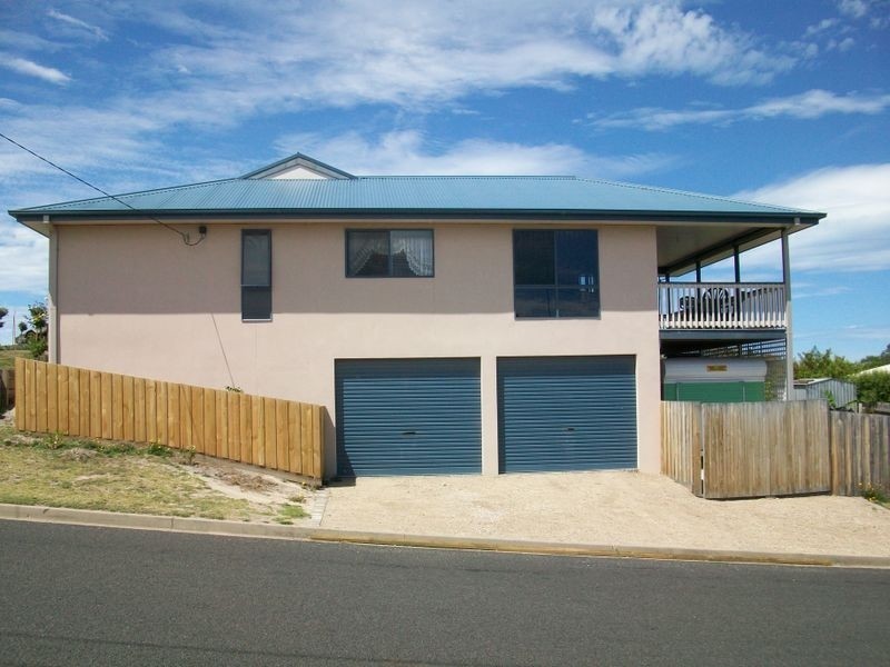27 Abalone Ave, Lakes Entrance VIC 3909