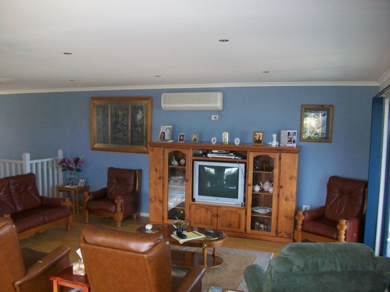 27 Abalone Ave, Lakes Entrance VIC 3909