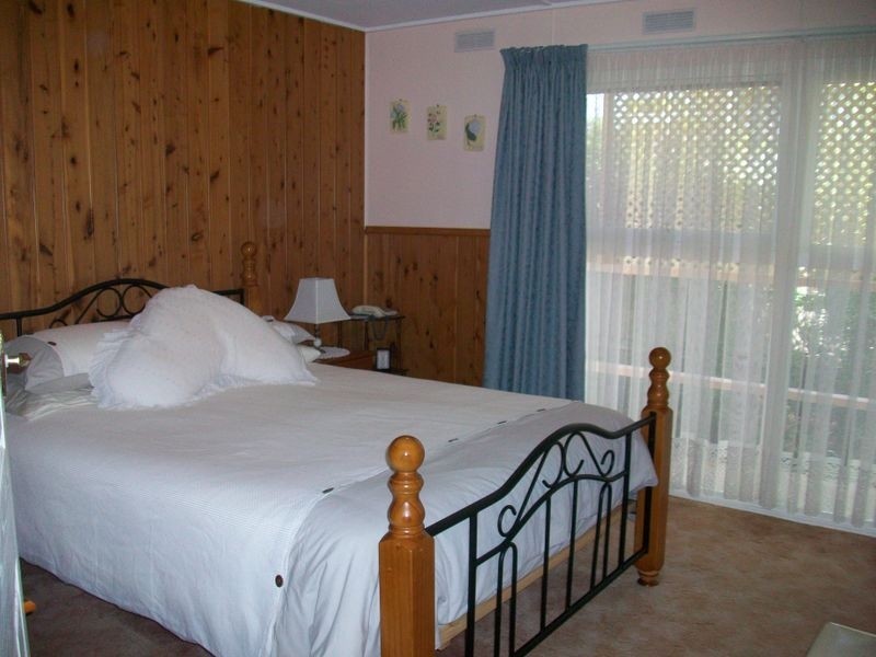 79 Capes Road, Lakes Entrance VIC 3909