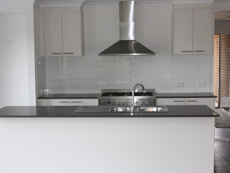 2/4 Swan Street, Swan Reach VIC 3903