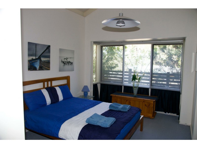 4 Bossie Crt, Metung VIC 3904