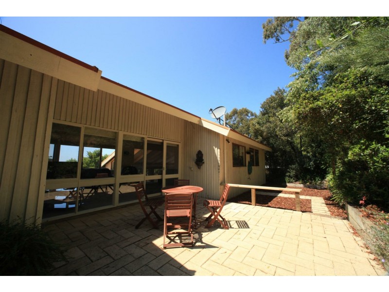 4 Bossie Crt, Metung VIC 3904