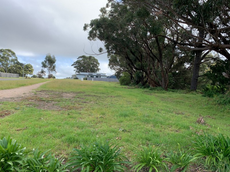 13 Peter Road, Metung VIC 3904