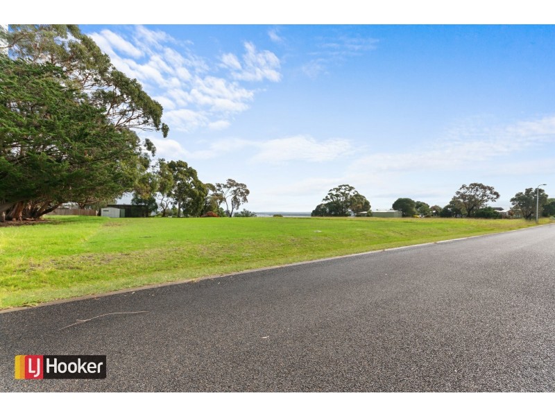 12 Peter Road, Metung VIC 3904