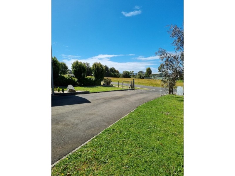 18 Falcon Grove, Metung VIC 3904