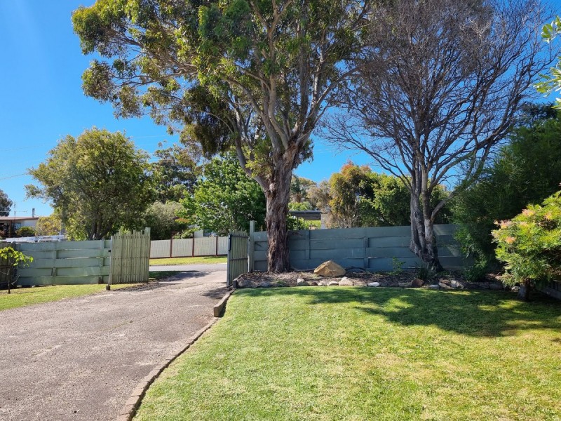 81 Capes Road, Lakes Entrance VIC 3909