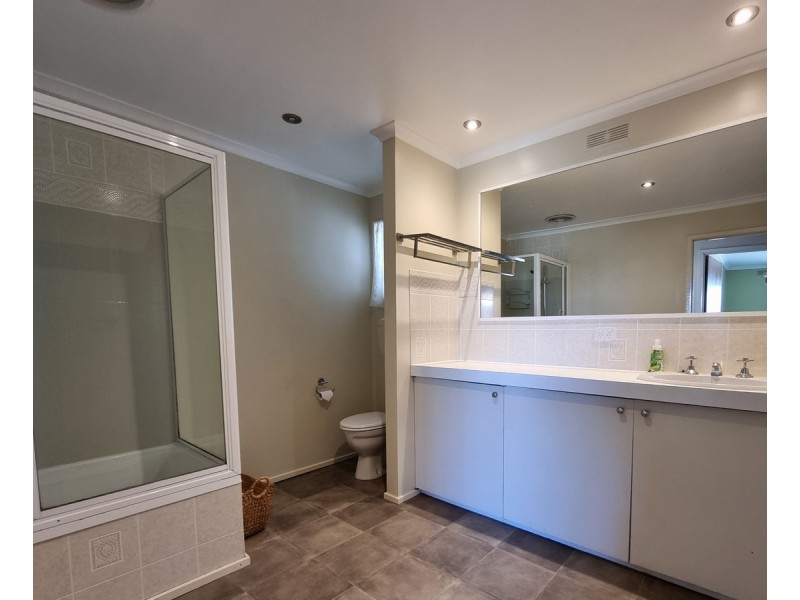 81 Capes Road, Lakes Entrance VIC 3909