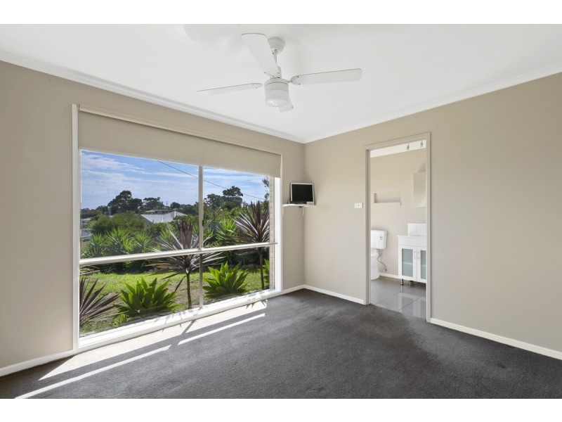 16 Ocean Court, Lakes Entrance VIC 3909